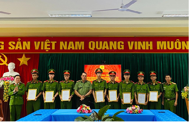 Công an huyện Ea H’Leo công bố Quyết định xuất ngũ đối với 08 hạ sỹ quan, chiến sĩ nghĩa vụ